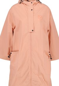 Lehká, voděodolná broskvová bunda s plným zipem, stahovací kapucí a dvěma předními kapsami. Na hrudi se nachází logo.