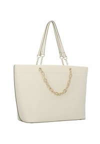 Bolso tote de color crema hecho de material texturizado con dos asas y un acento de cadena dorada. Forma rectangular elegante con un detalle mínimo.