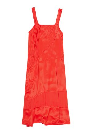 Vestido sin mangas de satén rojo brillante con escote cuadrado y detalles de costuras, extendido sobre fondo blanco.