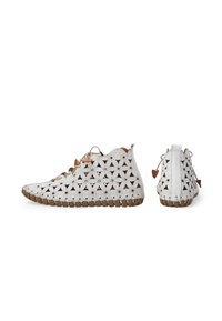 Witte veterschoenen met driehoekige uitsparingen, bruine rubberen zolen en leren accenten. Heeft een ronde neus en een laag ontwerp.