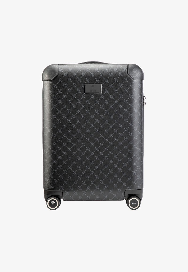 Zwarte harde koffer met een subtiele patroonontwerp, stevige hoeken, een handvat bovenop en twee wielen met logo-accenten.