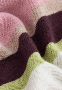 Nertinis megztas audinys su bangomis rožinės, smėlio, tamsiai violetinės ir žalios juostelėmis. Minkšta tekstūra su matomu siūlo storumu ir detalėmis.