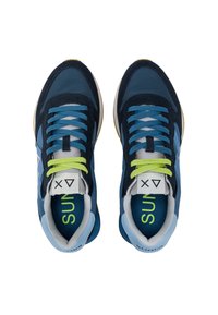 Sneaker blu con una parte superiore testurizzata, caratterizzate da pannelli blu scuri e chiari, lacci gialli e una linguetta bianca con logo. Suole in gomma.