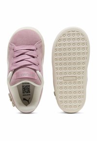 Roosa seemnõi sneakerid valge kummist tallaga, millel on tekstuuriga haardemuster, nööbid ja Puma brändimiseks tähistus keeles ja külgedel.