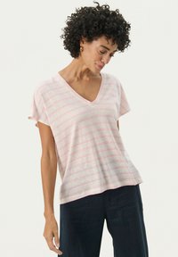 Randig kortärmad V-ringad t-shirt i ljusrosa och vitt, tillverkad av mjukt material, med en avslappnad passform och rundad nederkant.
