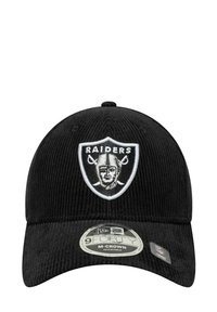 Schwarze Cordmütze mit runder Krone, die auf der Vorderseite ein in Weiß gesticktes Raiders-Logo zeigt. Verstellbarer Riemen auf der Rückseite.