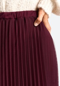 Rich & Royal MIT ELASTISCHEM TAILLENBUND - A-lijn rok - ruby red