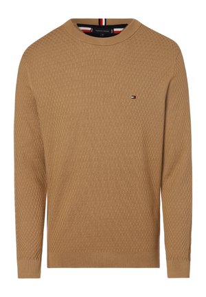 Pull en maille texturée camel marron pour homme avec col rond et petit logo drapeau sur la poitrine, manches longues, poignets et base côtelés.