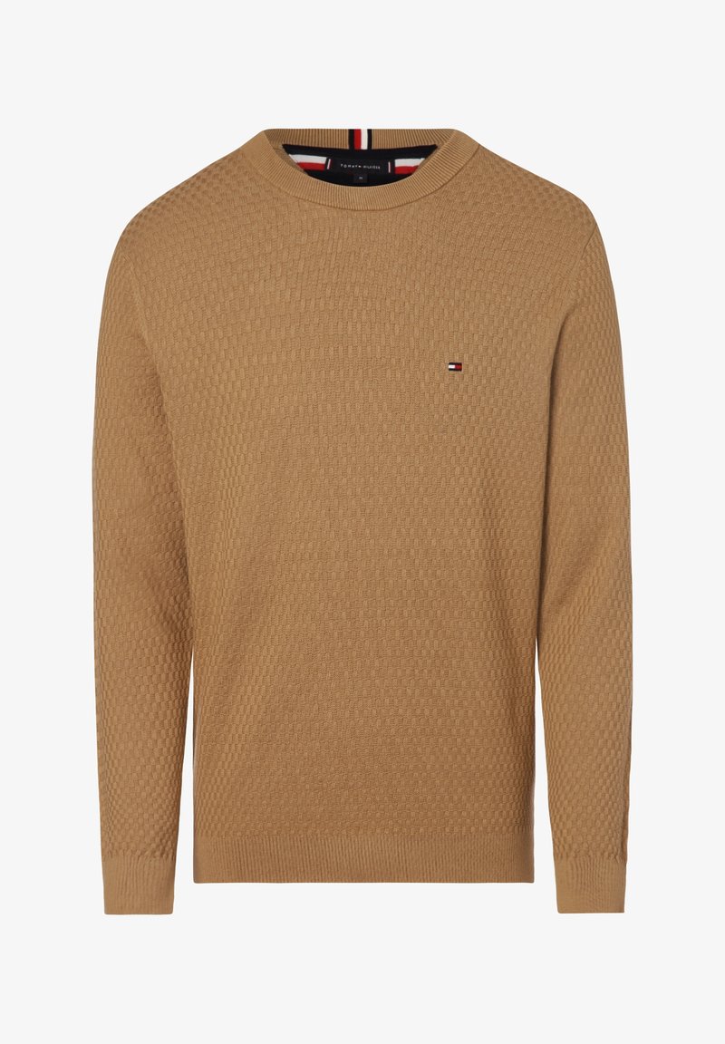 Pull en maille texturée camel marron pour homme avec col rond et petit logo drapeau sur la poitrine, manches longues, poignets et base côtelés.