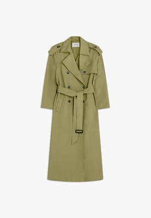 Lyse olivengrøn dobbeltbrystet trenchcoat med bælte i taljen, skulderussingaler og brede slag.