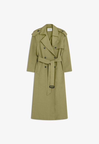 Ελαφρύ χακί διπλόκαμπτο παλτό καμπαρντίνας με ζώνη στη μέση, επιθέματα στους ώμους και φαρδιές πέτσες.