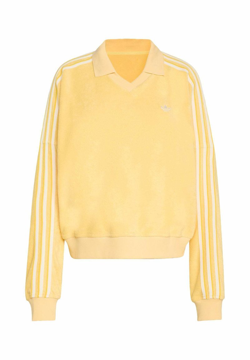 Felpa in pile gialla con colletto a V, accenti bianchi a tre strisce sulle maniche e un piccolo logo sul petto.