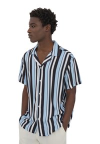 Camicia a maniche corte con strisce verticali in blu chiaro, nero e bianco, con chiusura a bottoni e colletto rilassato.