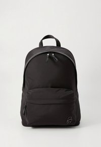 Mustast nailonist seljakott ümarate ülemiste osadega, esiküljel lukuga tasku, kaks lukku ja allosas peen logo. Sile, matt tekstuur.