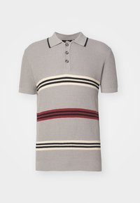 Polo de manga corta gris con tejido texturizado, tapeta de tres botones y rayas horizontales en rojo, negro y crema.
