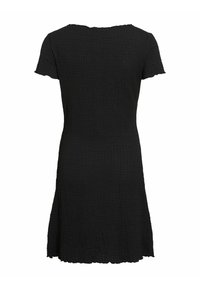 Vestido negro de manga corta con una tela texturizada, que presenta un escote festoneado y un dobladillo acampanado.