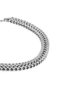 Collana in metallo color argento con anelli a catena interconnessi, caratterizzata da una finitura liscia e un motivo a torsione uniforme, che crea un effetto a strati.