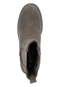 Botín chelsea gris de cuero suave, con panel lateral elástico, punta redondeada y una lengüeta en la parte trasera para facilitar el calzado.