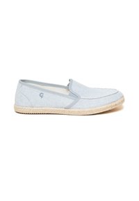 Vaaleansininen kangaskengän malli, jossa on beigevä espadrilles-ulkopohja, ommeltu kärki ja pieni logo sivussa.