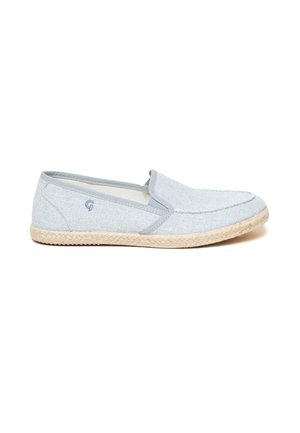 Hellblaue Leinenschlupfschuhe mit beiger Espadrillesohle, die eine gestickte Zehenpartie und ein kleines Logo an der Seite aufweisen.