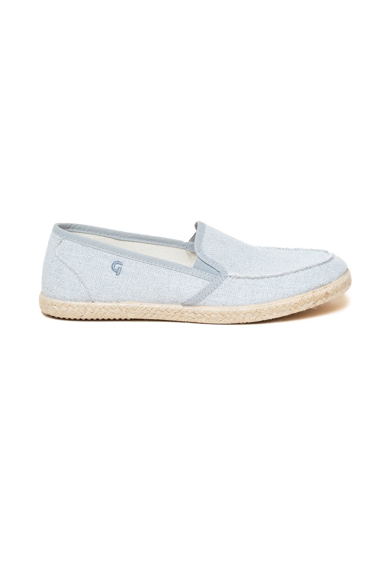 Vaaleansininen kangaskengän malli, jossa on beigevä espadrilles-ulkopohja, ommeltu kärki ja pieni logo sivussa.