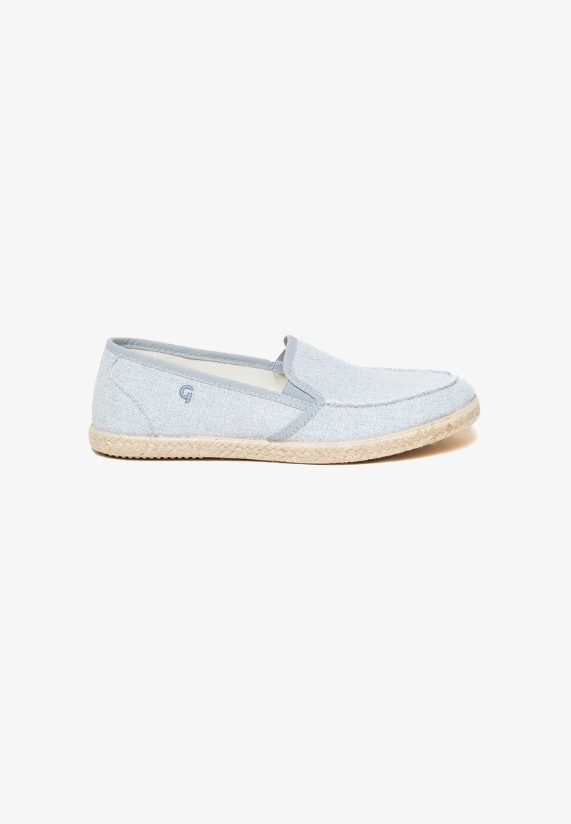 Hellblaue Leinenschlupfschuhe mit beiger Espadrillesohle, die eine gestickte Zehenpartie und ein kleines Logo an der Seite aufweisen.