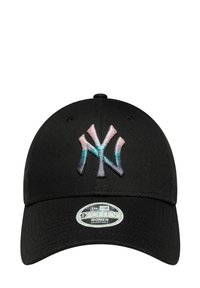 Cappellino da baseball nero con logo NY ricamato in colori gradient: rosa, blu e viola. Include una tracolla regolabile e una visiera curva.