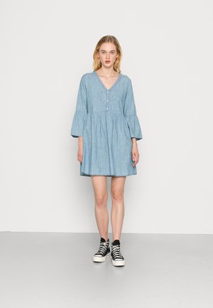 JDYDICTE CHAMBRAY DRESS - Sukienka letnia - blue denim