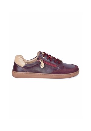 Baskets décontractées en cuir avec panneaux bordeaux et beige, lacets bordeaux, fermeture éclair latérale et semelle en caoutchouc marron clair, vues de profil.