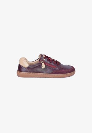 Baskets décontractées en cuir avec panneaux bordeaux et beige, lacets bordeaux, fermeture éclair latérale et semelle en caoutchouc marron clair, vues de profil.