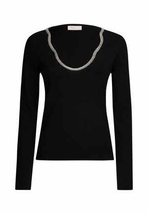 Maglione nero a maniche lunghe con scollatura profonda, impreziosito da dettagli in catena metallica argento attorno al collo. Texture morbida.