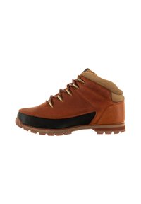 Bota de senderismo de cuero marrón con suela de goma negra, ojales dorados y cuello acolchado. Presenta un upper texturizado y un diseño robusto para uso exterior.