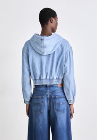 Tommy Jeans CROPPED HOODIE - Felpa con cappuccio - denim medium