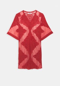 Punainen pitsinen päällinen, jossa väljä istuvuus, geometrinen kuvio, V-pääntie ja leveät hihat, näyttäen yksityiskohtaisia kirjontakuvioita.