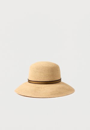 Cappello di paglia beige dalla tesa larga con corona arrotondata e sottile fascia a righe marrone scuro alla base della corona.