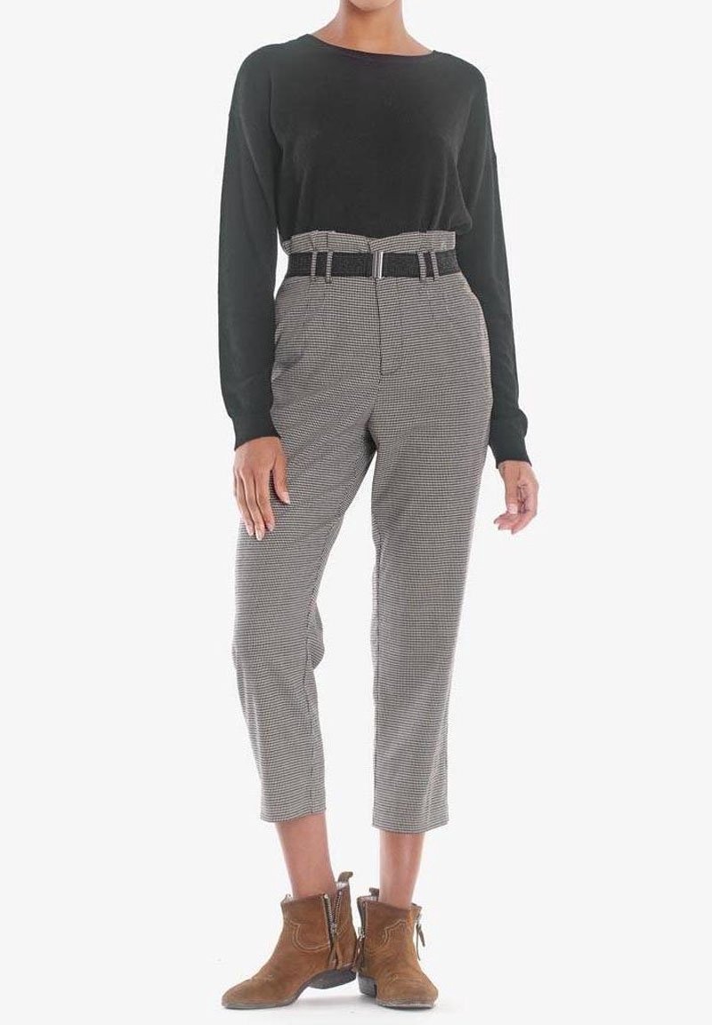 Svart långärmad topp, högmidjade rutiga byxor med bälte. Bruna ankelstövlar med dragkedja. Slätt tyg, skräddarsydd passform.