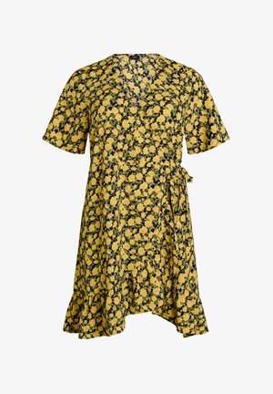 Kjole med korte ærmer og slå-om-design med gul blomsterprint, V-hals, bindebånd i taljen og flæsekant på sort baggrund.