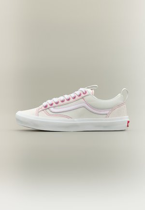 Witte lage sneaker met roze stiksel, witte veters en een dikke witte zool, zijwaarts weergegeven op een neutrale achtergrond.