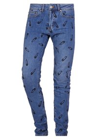 Modré džíny ze silného denimu se slim fit střihem, s opakujícím se vzorem bezpečnostních sponek v tmavě modré barvě, pěti kapsami a zapínáním na knoflíky.