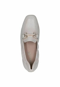 Mocassin en cuir gris clair avec une surface texturée, bout carré et détails en métal doré sur le dessus. Doublure intérieure douce et semelle flexible.
