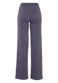 Paarse wijde sweatpants met een elastische tailleband. Zachte stoftextuur, geen zichtbare patronen of hardware. Ontspannen pasvorm, ontworpen voor comfort.