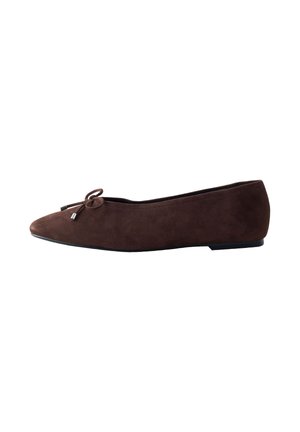 Ballerine plate en daim marron avec un petit nœud et des extrémités métalliques, bout pointu et semelle plate noire, vue de côté.