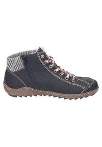 Botines de cuero negros con cuello de tela de cuadros, ojales de metal, cordones rojos y blancos, cremallera lateral y suela de goma texturizada marrón.
