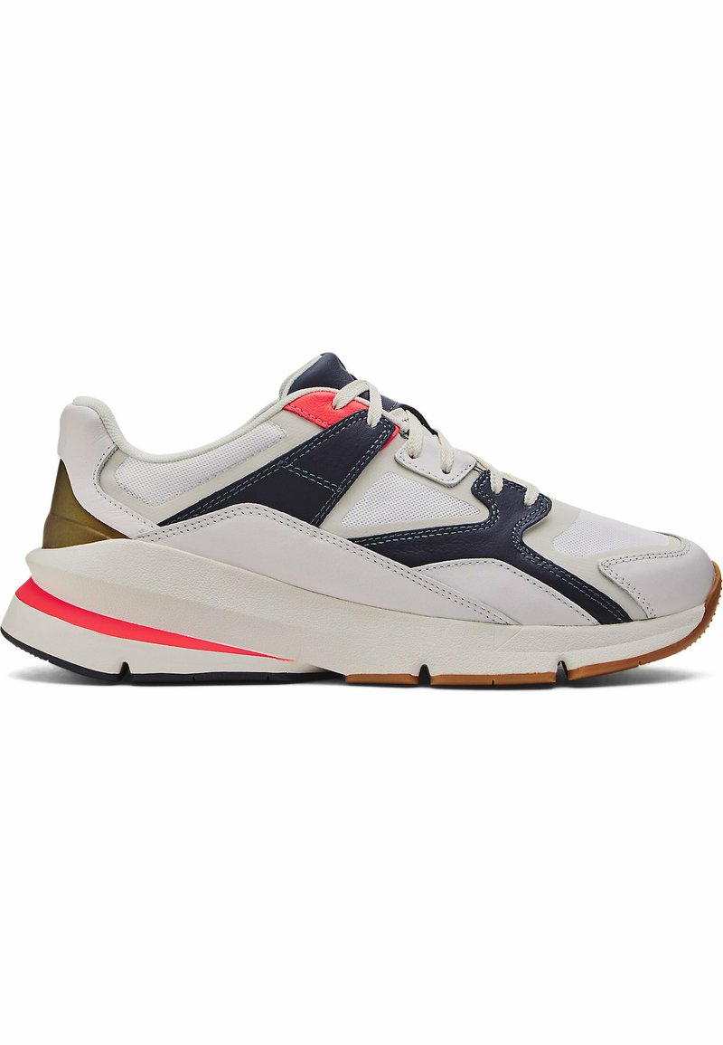 Zapatilla blanca con acentos en azul marino y coral. Presenta una parte superior de tela texturizada, suela acolchada y un diseño de cordones. Suela de goma para tracción.