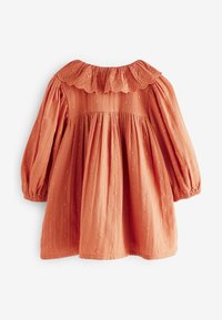 Oranje katoenen jurk met een gestructureerd oppervlak, voorzien van een gegolfde kraag en pofmouwen. Verzamelde taille met een uitlopende rok.