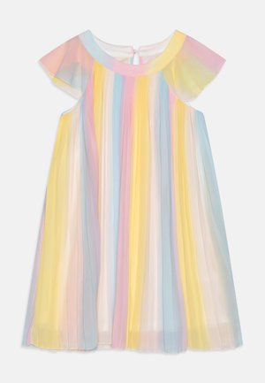 Robe d’enfant avec des rayures verticales pastel rose, jaune, bleu et blanc, à manches courtes volantées et col rond.