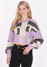 Pulover scurt, cu bază lila și modele abstracte negre și crem; realizat dintr-un material tricotat texturat, cu mâneci puff.