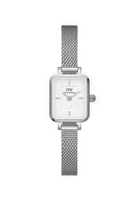 Montre carrée en argent avec un cadran blanc, bracelet en acier inoxydable en maille, marqueurs d'heure minimalistes et une petite couronne sur le côté.