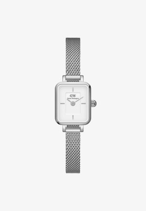 Montre carrée en argent avec un cadran blanc, bracelet en acier inoxydable en maille, marqueurs d'heure minimalistes et une petite couronne sur le côté.