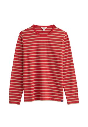 Rot-beige gestreiftes Langarmshirt mit Rundhalsausschnitt und kleinem blauen Etikett an der unteren Seitennaht.